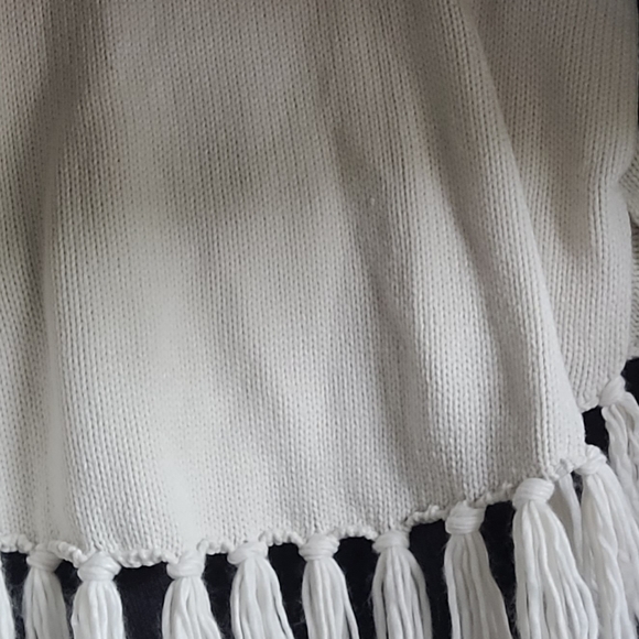 Turtle neck sweater poncho style - Picture 4 of 4